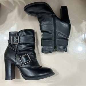 VTG Y2K 2000s Black Buckle Ankle Booties Heeled Boots